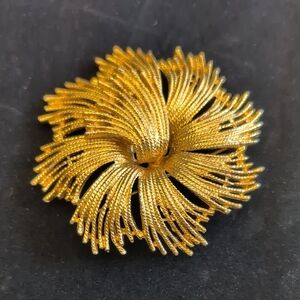 Celebrity NY Signed Goldtone Swirl Brooch. Excellent Condition Vintage